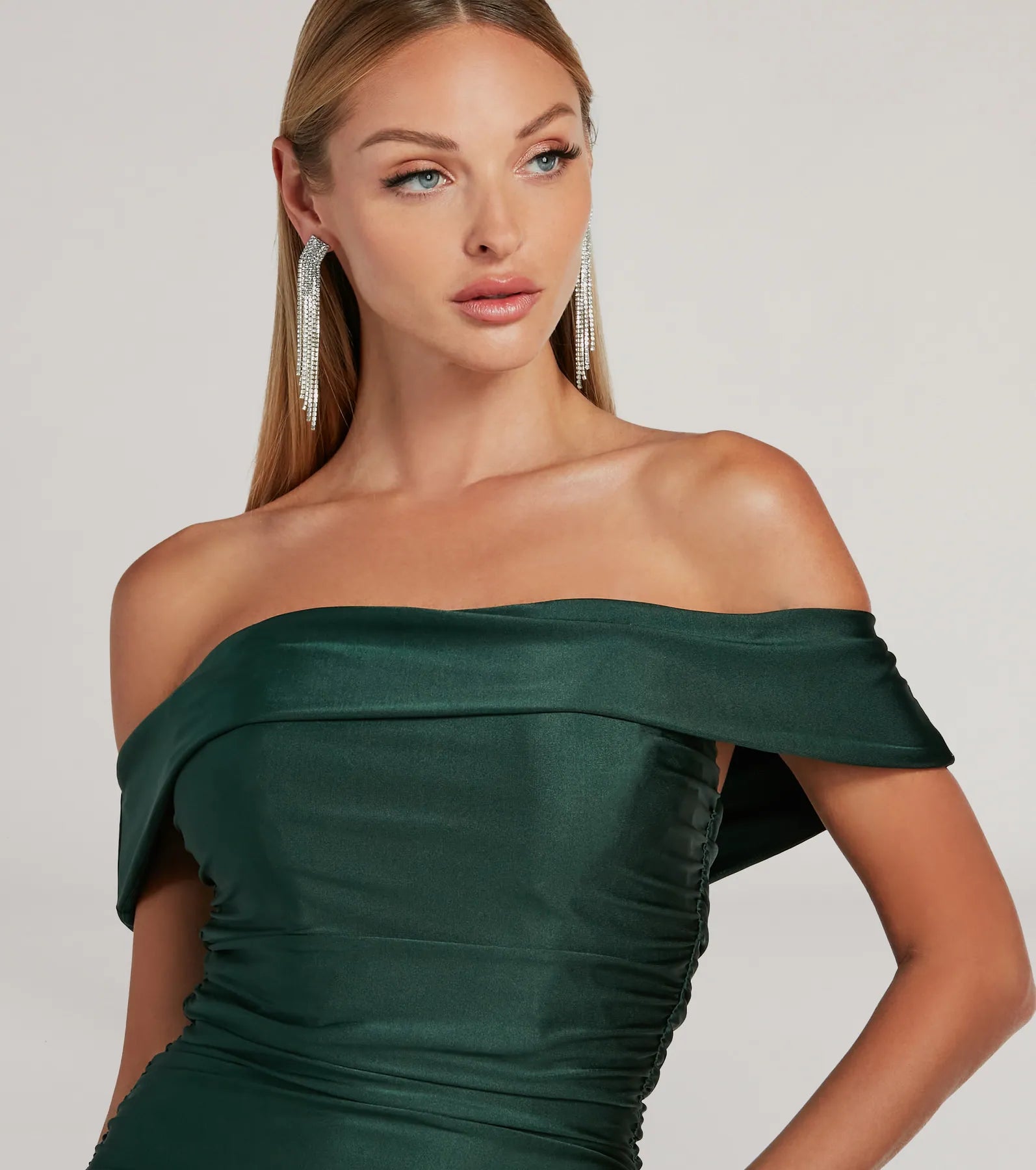 Ultimate Elegance: Alicia Off-The-Shoulder Mermaid Gown