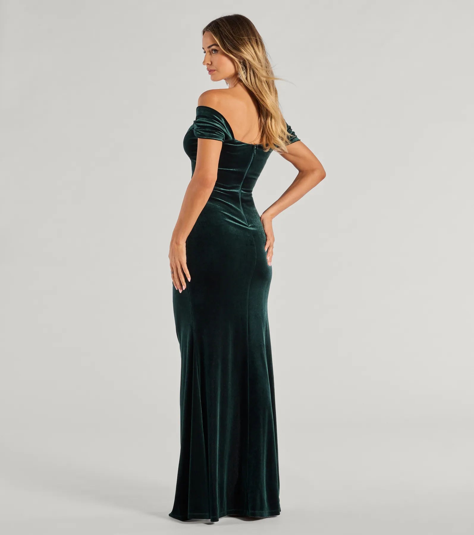 Premium Aubrielle Velvet Mermaid Gown – Off-The-Shoulder Elegance